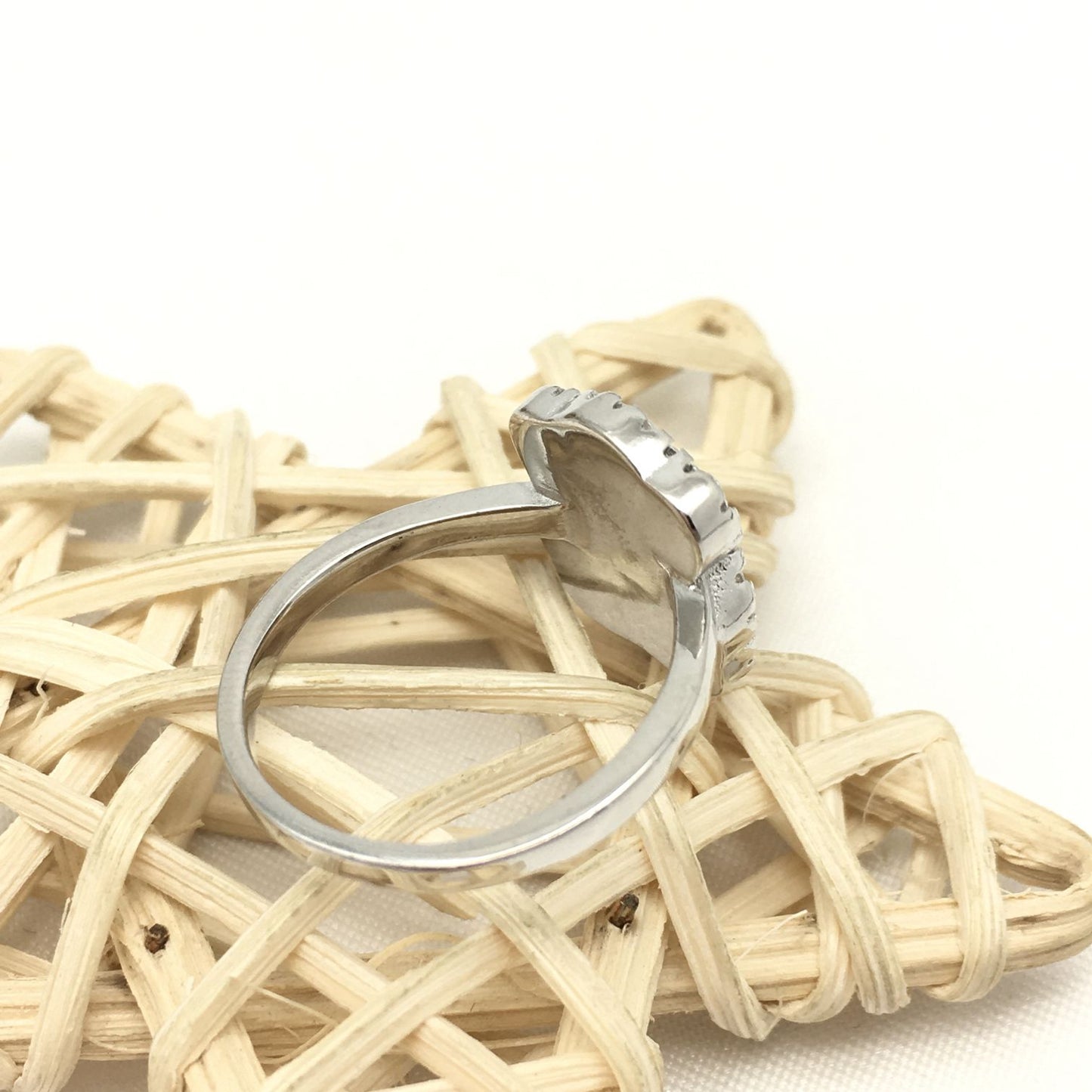 Ring with faceted Onyx Bear motif