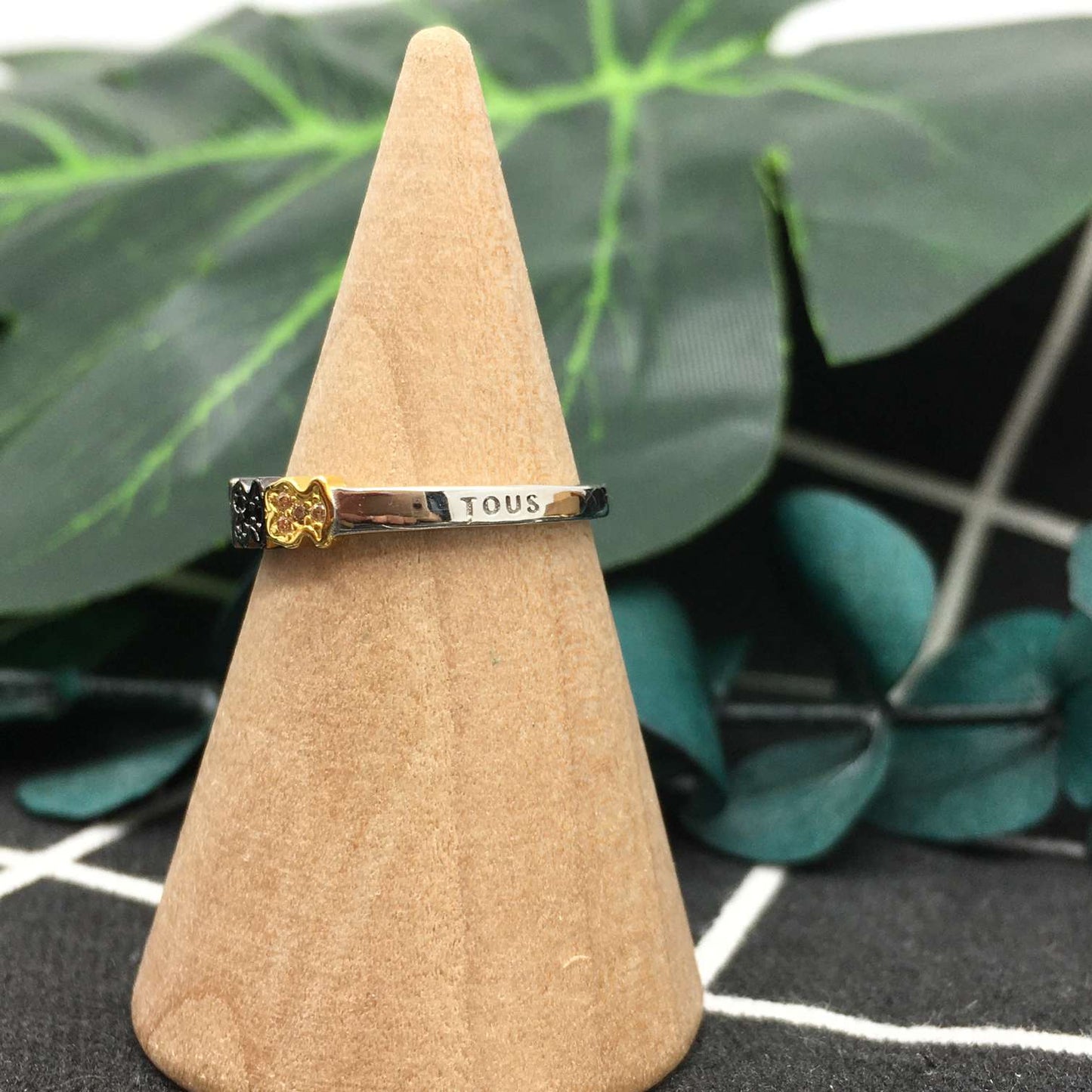 White Fancy Ring with Sapphire and Tsavorites