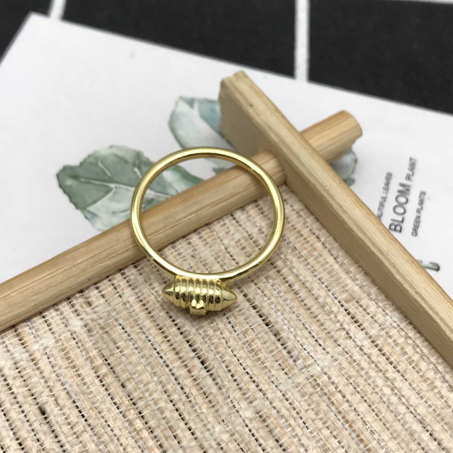 Lure gold ring with 2.8 mm bear detail in the center