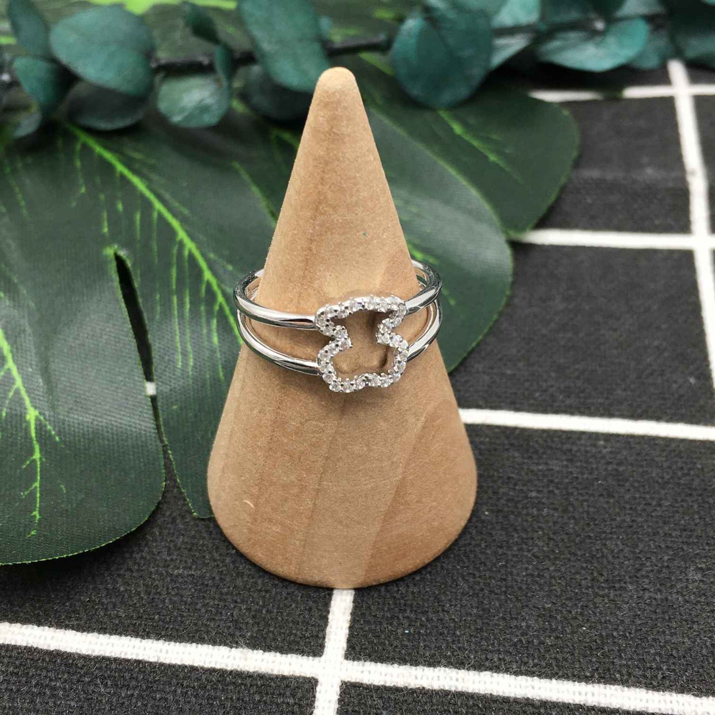 White Silueta Ring