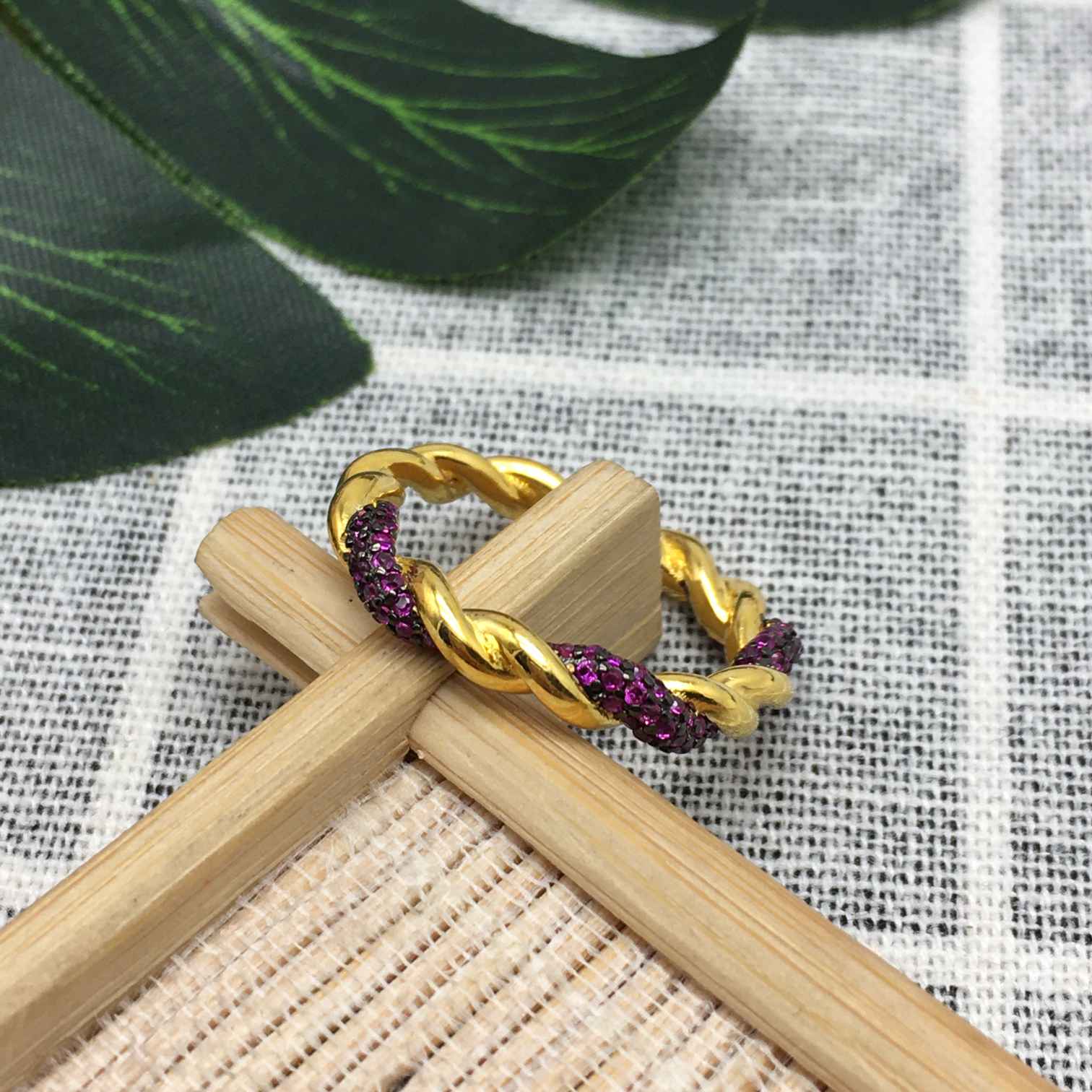 Twisted Ring with blue sapphire