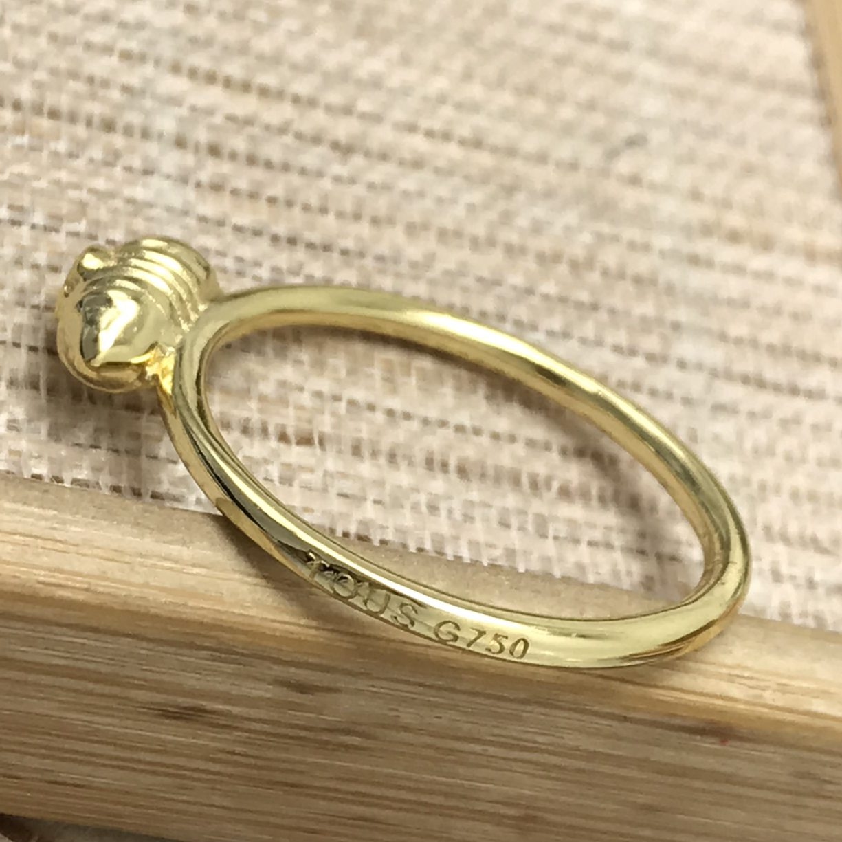 Lure gold ring with 2.8 mm bear detail in the center