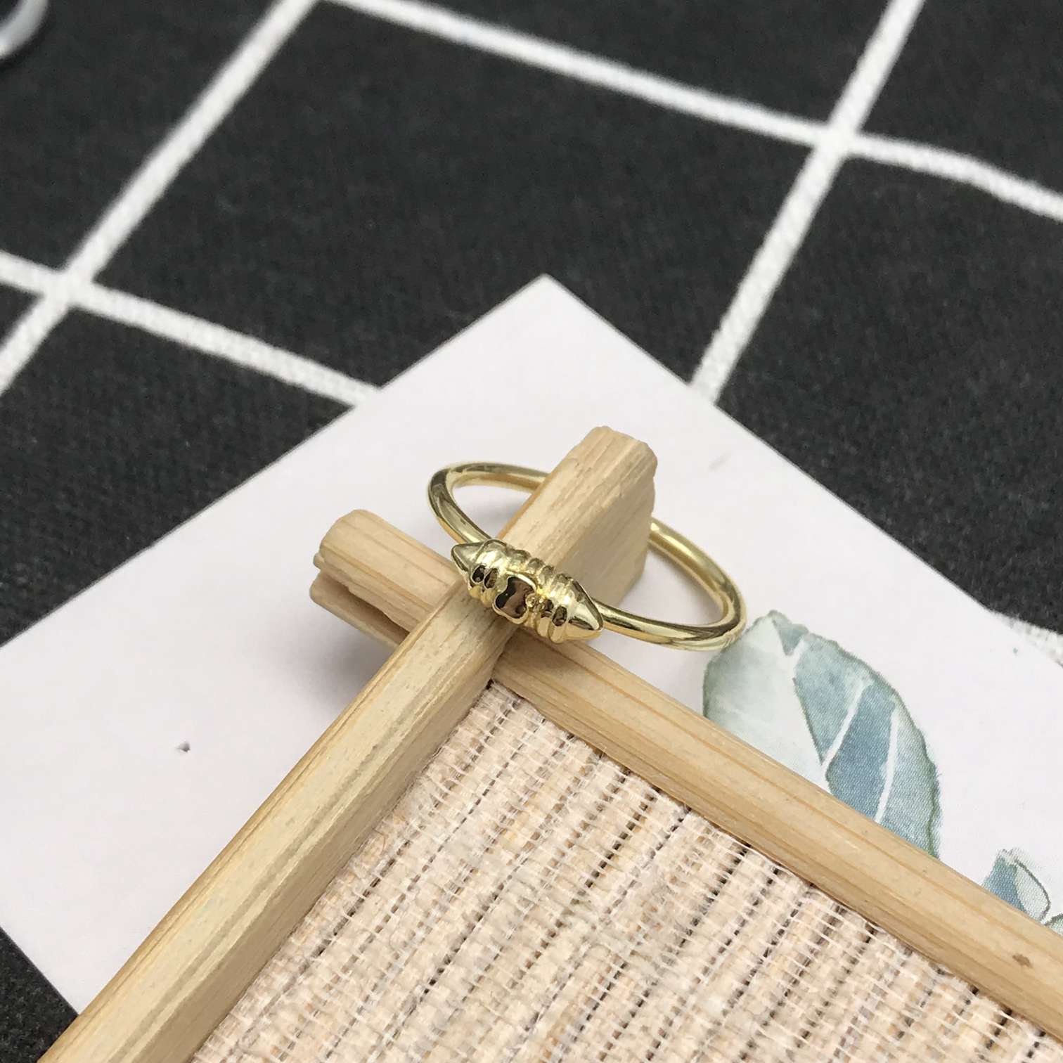 Lure gold ring with 2.8 mm bear detail in the center