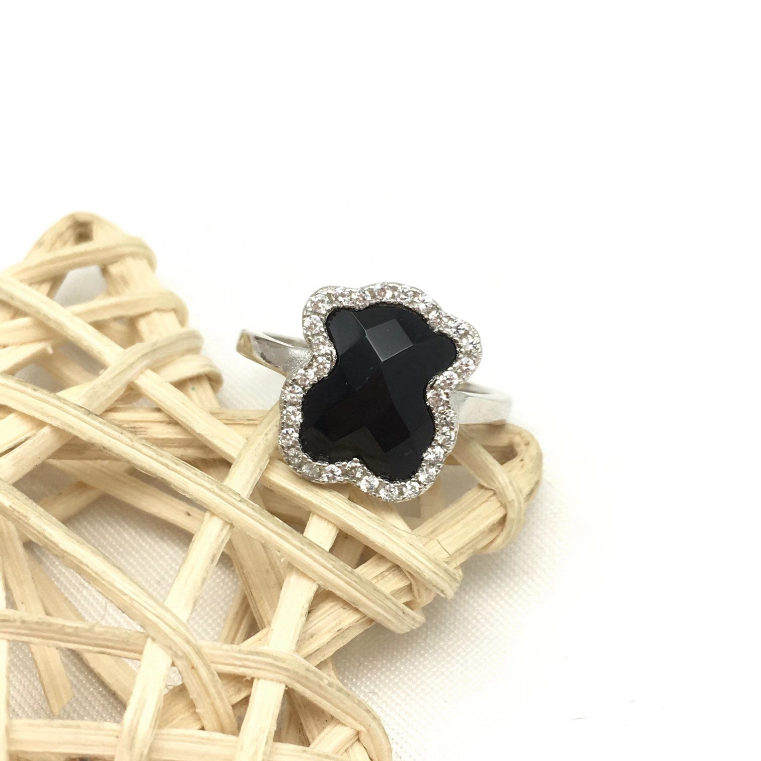 Ring with faceted Onyx Bear motif