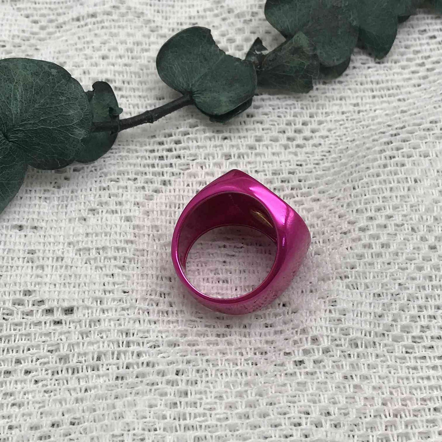 Oursin seal in fuchsia sterling silver with a central bear with plating over silver