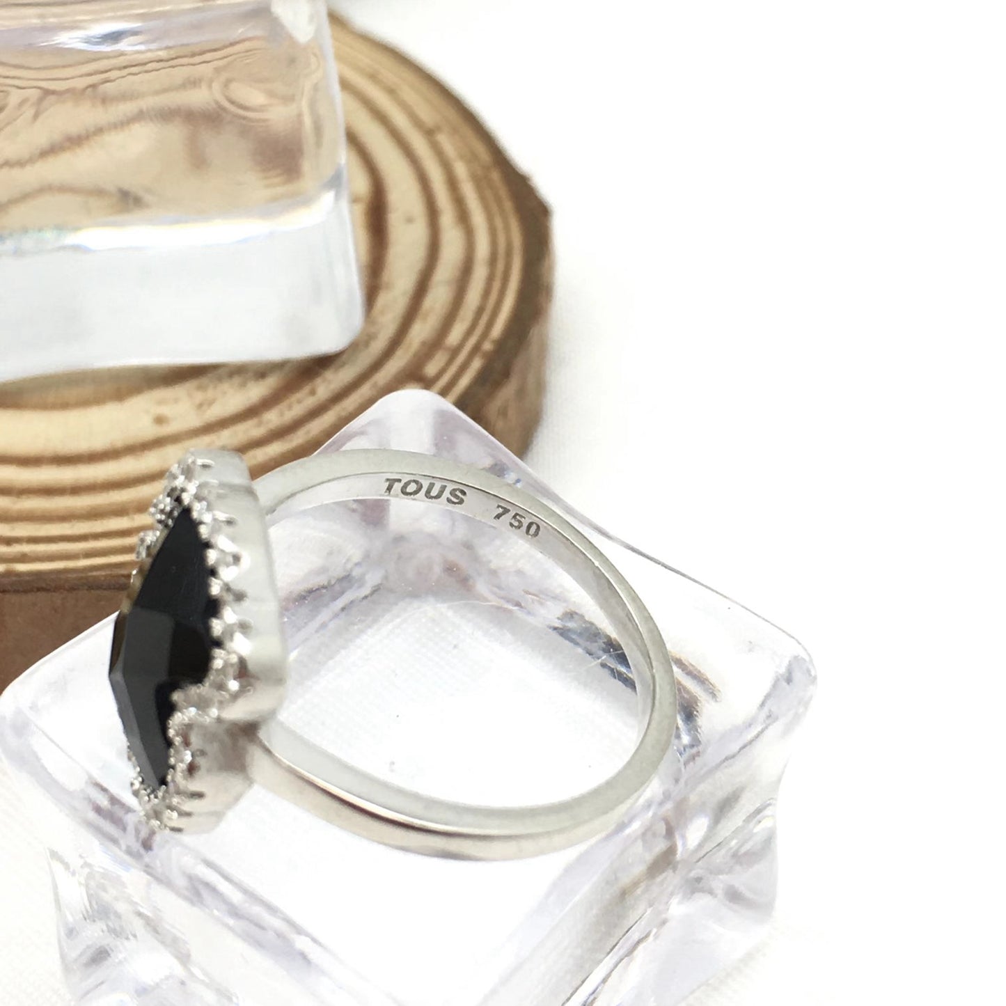 Ring with faceted Onyx Bear motif