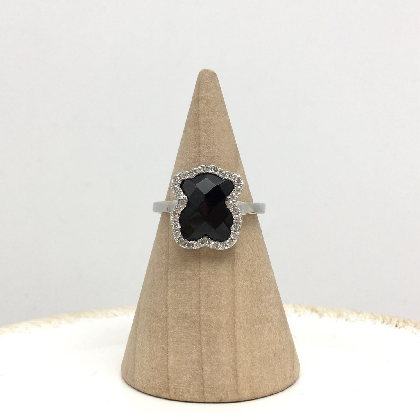 Ring with faceted Onyx Bear motif