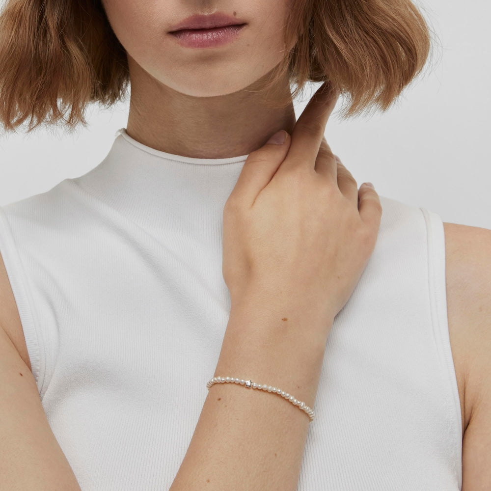 Elastic Bold Motif Bracelet with cultured pearls and flower motifs in silver |