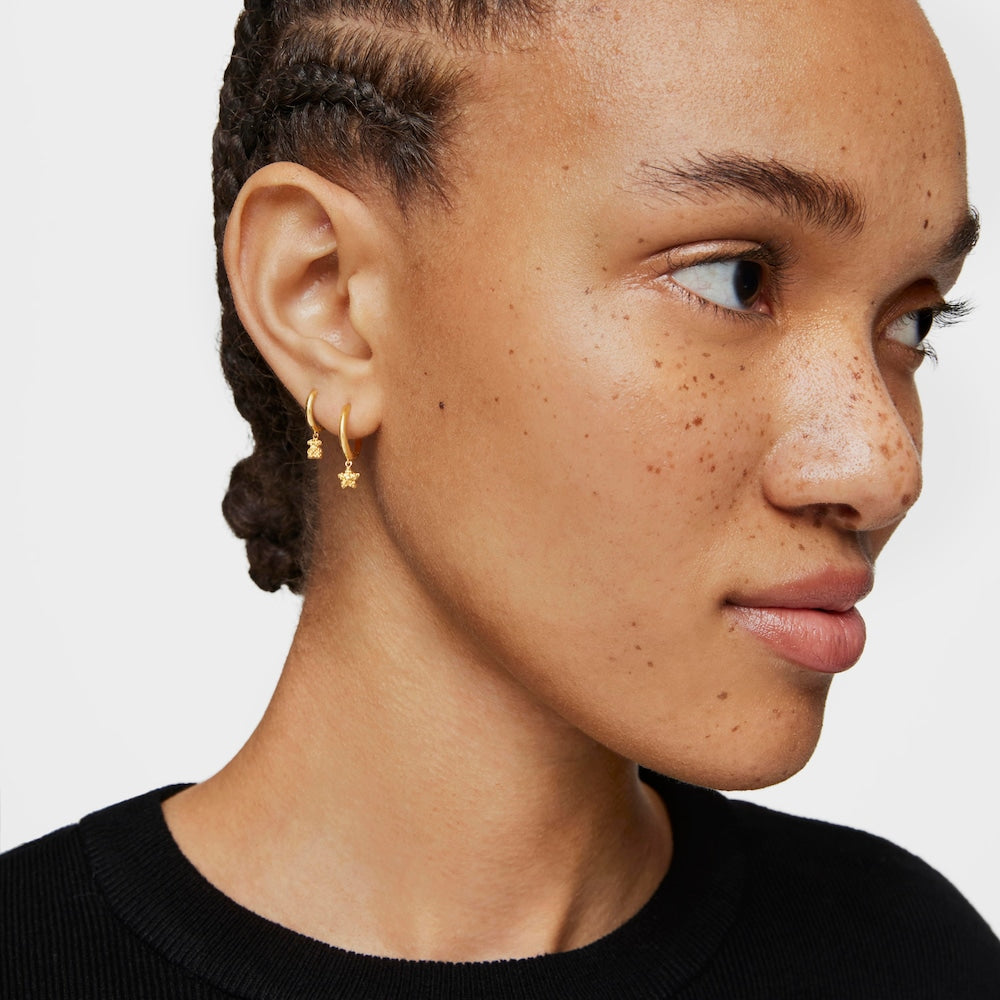 Short Hoop individual earring with 18kt gold plating over silver and star motif Grain |