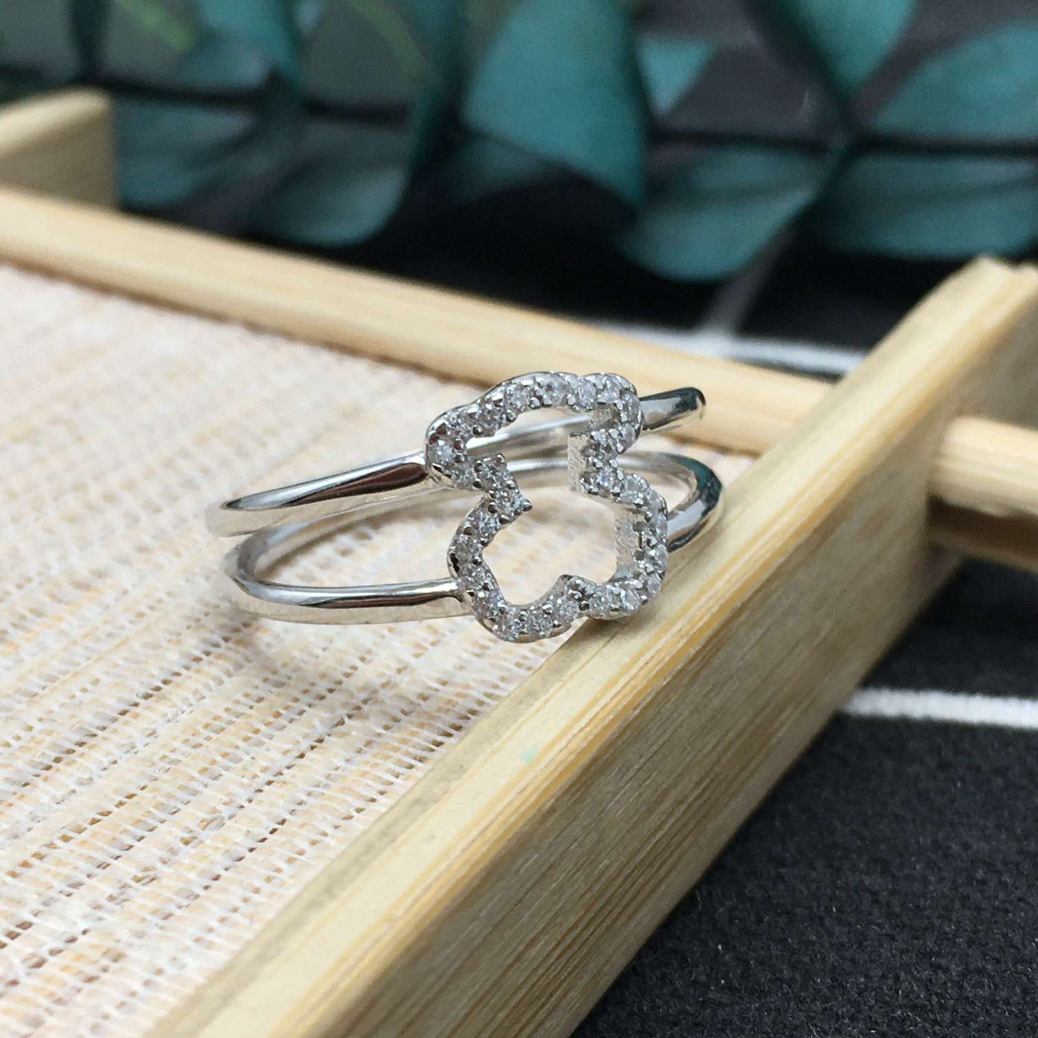 White  Silueta Ring