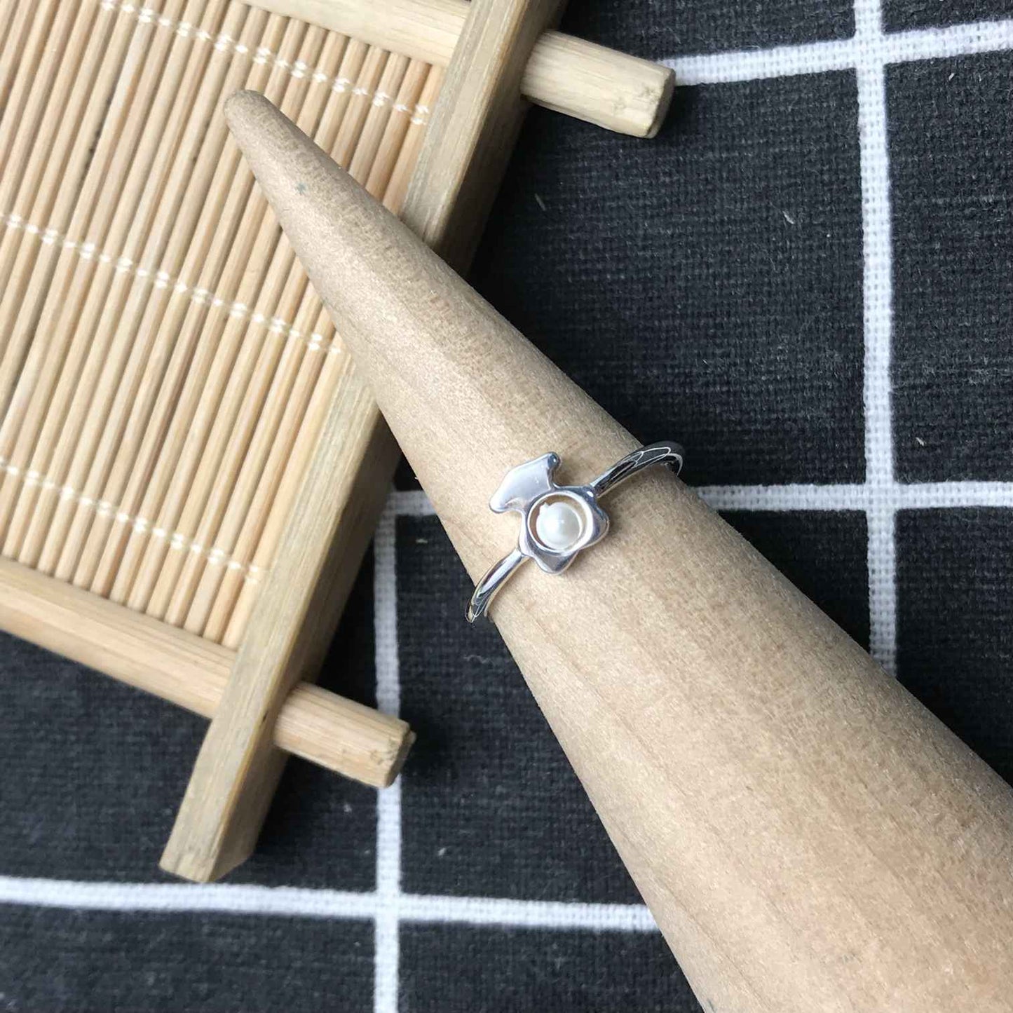 Small silver bear Ring with cultured pearl I-Bear